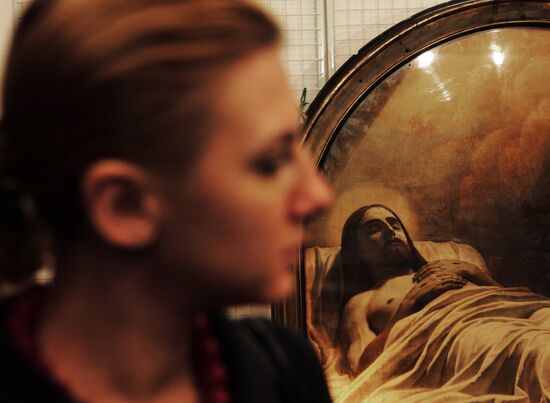 Демонстрация картины "Христос во гробе" в Русском музее
