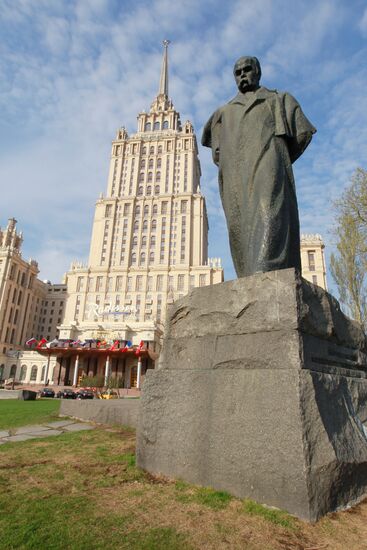 Памятник украинскому писателю Тарасу Шевченко