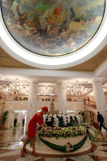 В вестибюле гостиницы Radisson Royal Hotel, Moscow