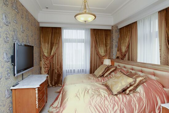 В одном из номеров гостиницы Radisson Royal Hotel, Moscow