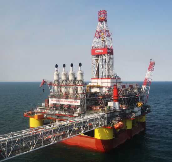 Стационарная нефтяная платформа ОАО "ЛУКОЙЛ" в Каспийском море