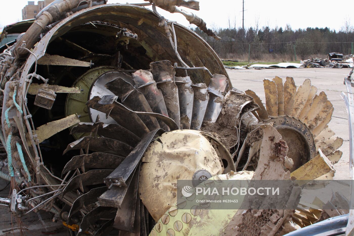 Обломки польского правительственного самолета Ту-154 в Смоленске