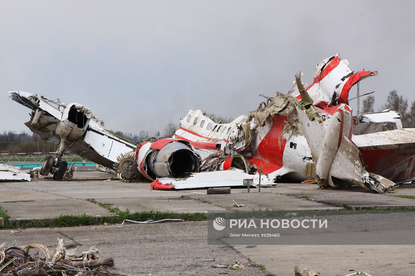 Обломки польского правительственного самолета Ту-154 в Смоленске