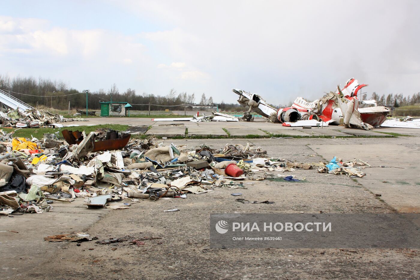 Обломки польского правительственного самолета Ту-154 в Смоленске
