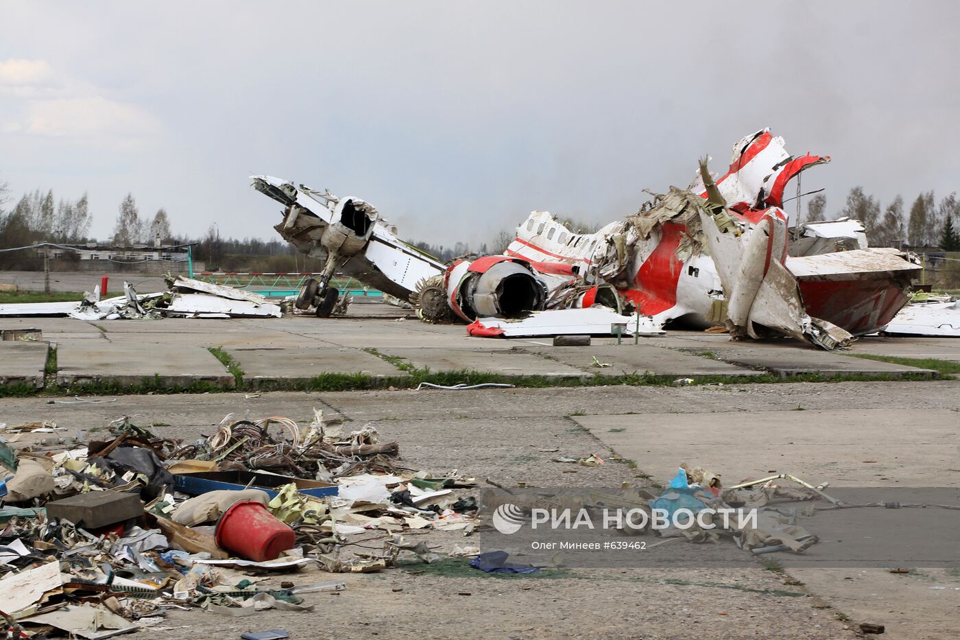 Обломки польского правительственного самолета Ту-154 в Смоленске