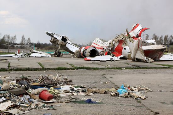 Обломки польского правительственного самолета Ту-154 в Смоленске