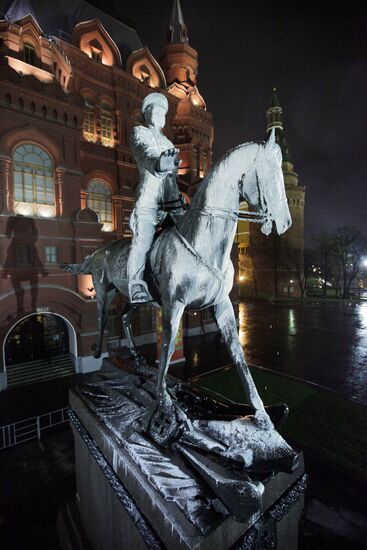 Мойка памятника маршалу Георгию Жукову