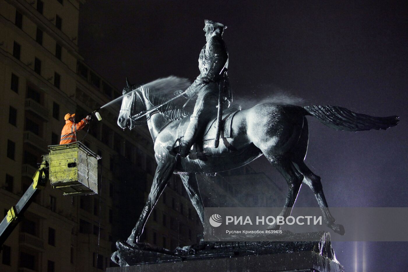 Мойка памятника маршалу Георгию Жукову