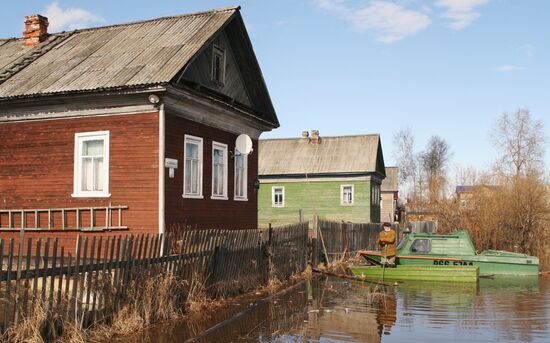Паводковые воды подступили к жилым домам в Архангельске