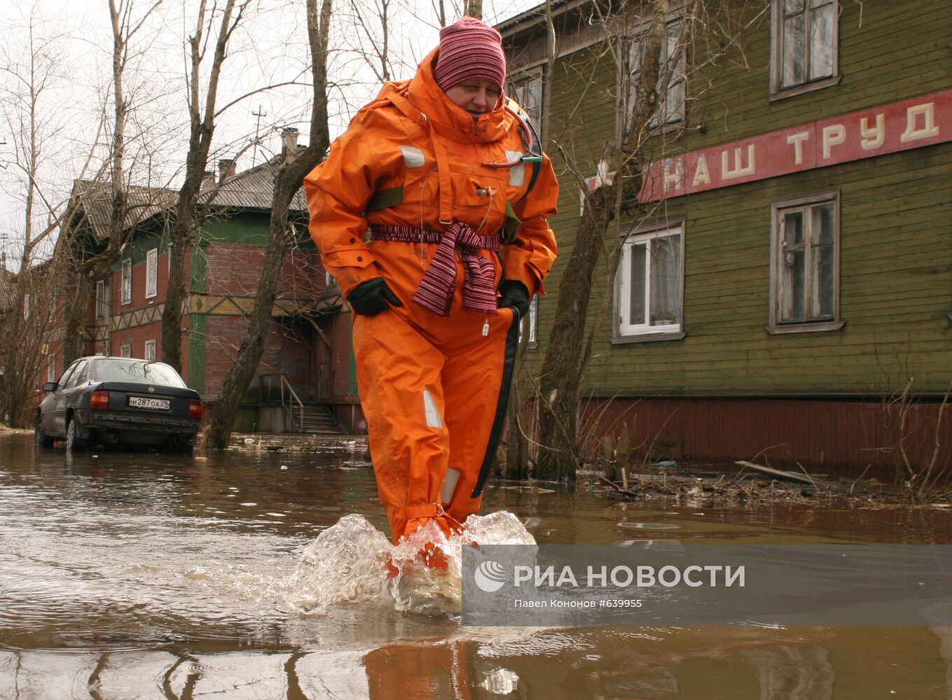 Паводковые воды подступили к жилым домам в Архангельске