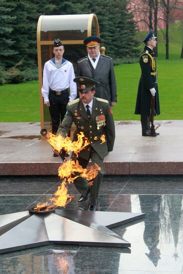 Зажжение факела от Вечного огня в Александровском саду