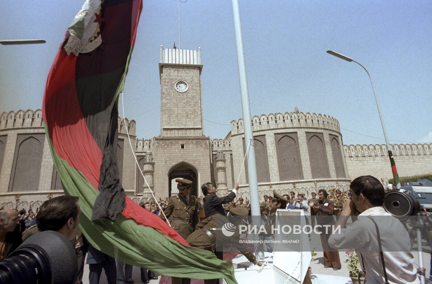 Церемония подъема нового государственного флага Афганистана