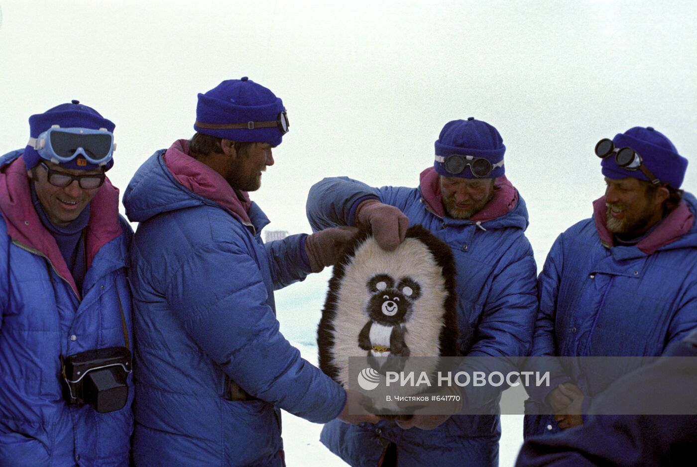 Участникам экспедиции вручают сувениры на Северном полюсе