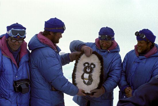 Участникам экспедиции вручают сувениры на Северном полюсе