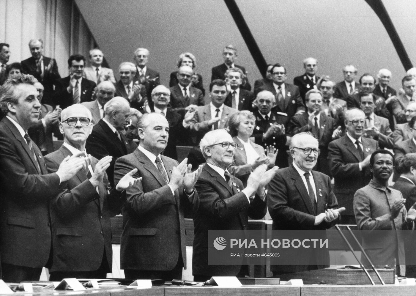 Михаил Горбачев и Эрик Хонеккер в президиуме съезда