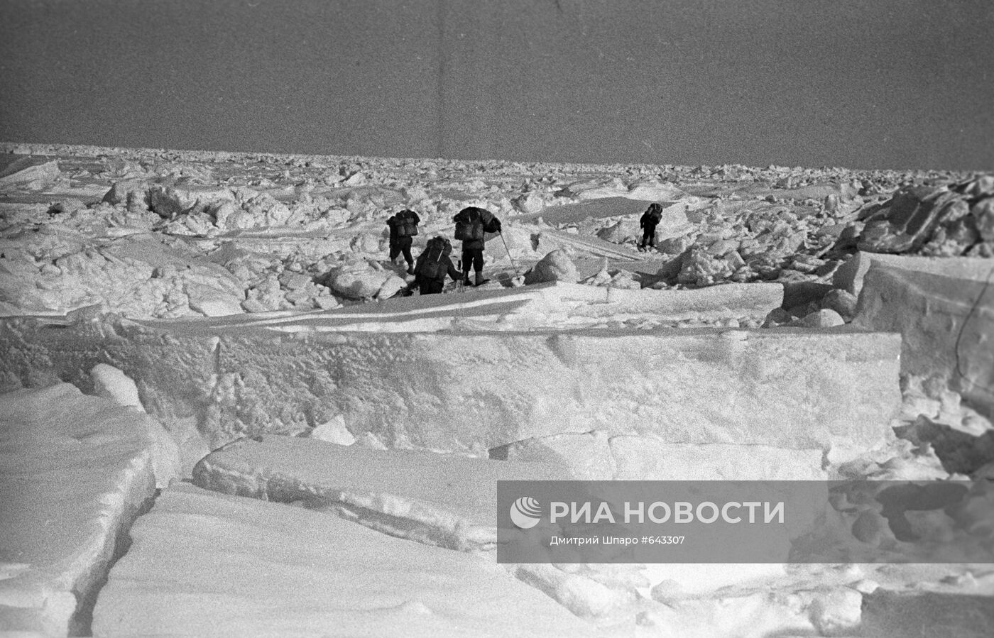 Торосы на пути участников экспедиции на Северный полюс