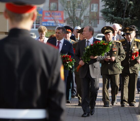 Владимир Путин возложил цветы к Вечному огню в Казани