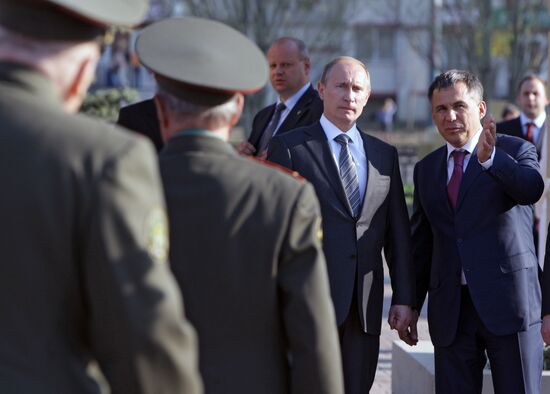 Владимир Путин возложил цветы к Вечному огню в Казани