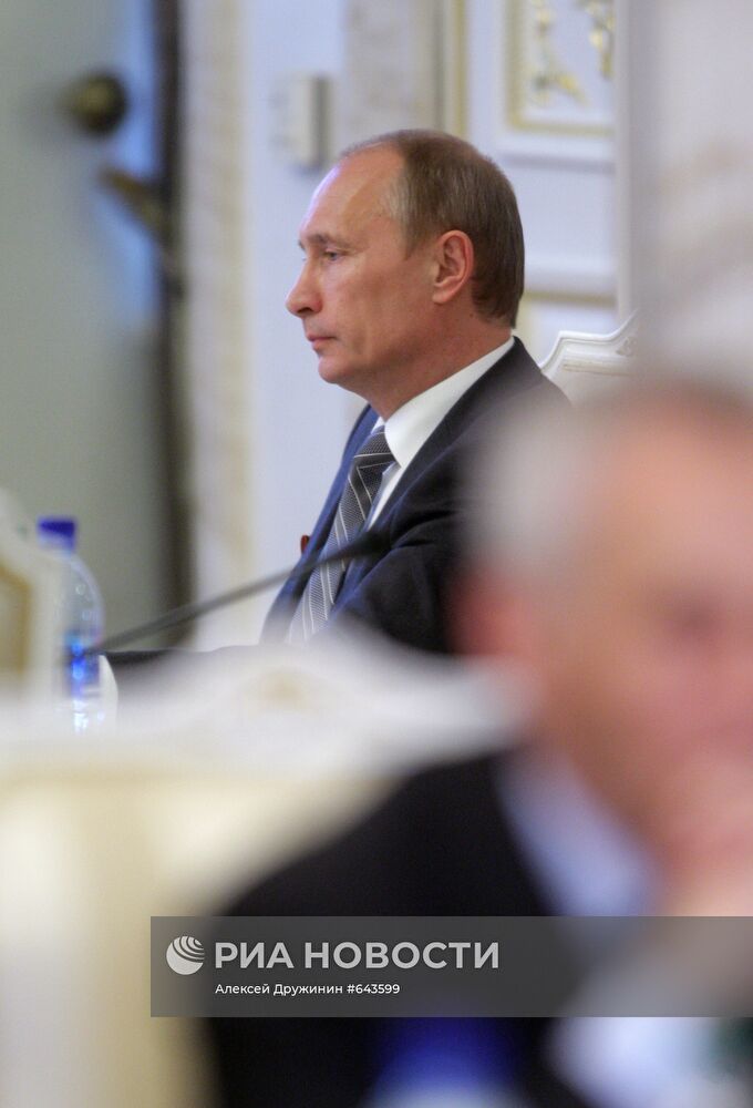 Владимир Путин провел совещание в Казани