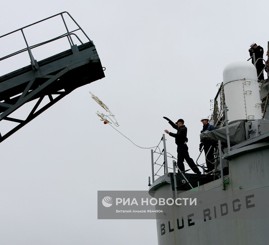 Американский корабль "Блю Ридж" во время швартовки