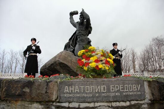 Памятник герою Советского Союза Анатолию Бредову