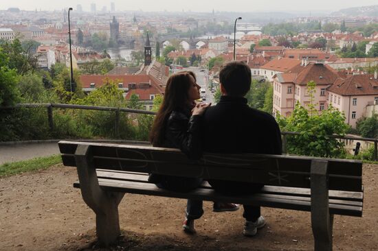 Влюбленные на смотровой площадке в Праге