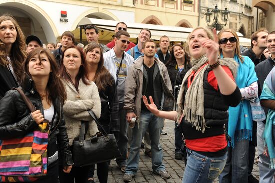 Туристы на Староместской площади в Праге