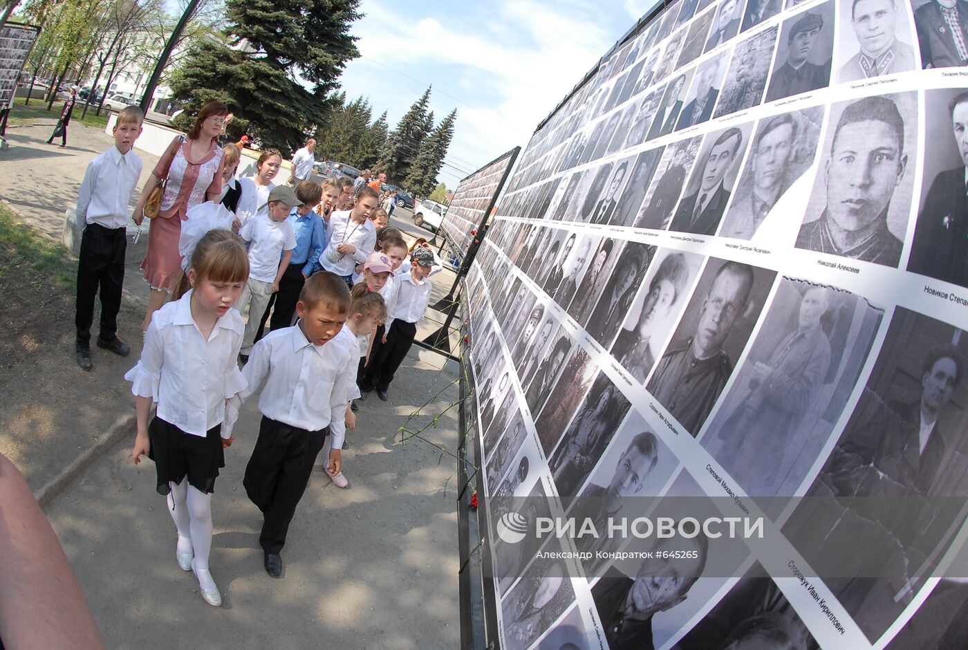 Юные жители Челябинска у "Стены памяти"