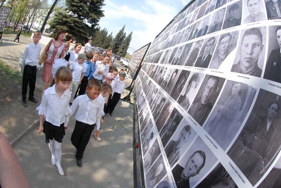 Юные жители Челябинска у "Стены памяти"