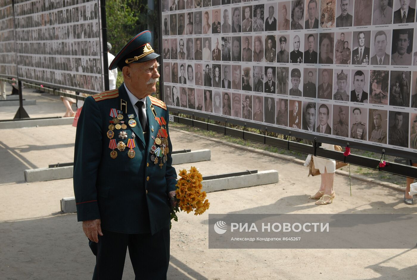 Ветеран ВОВ у "Стены памяти", открытой в Челябинске