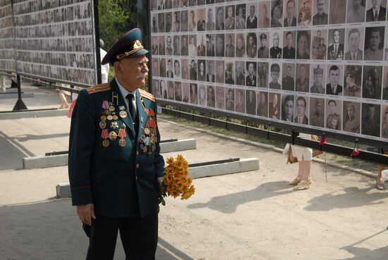 Ветеран ВОВ у "Стены памяти", открытой в Челябинске