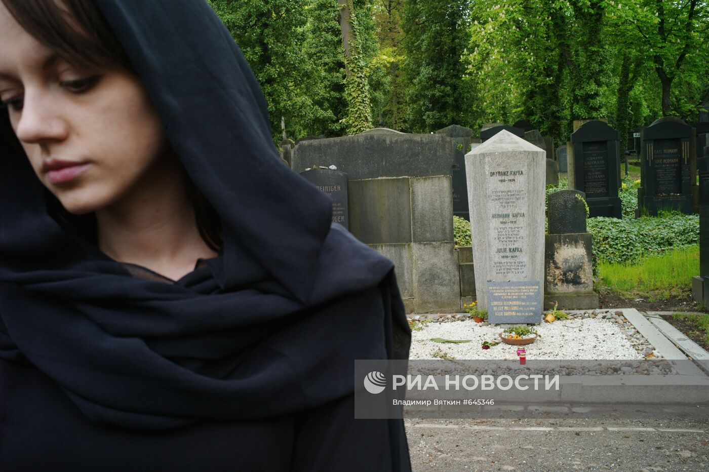 У могилы писателя Франца Кафки