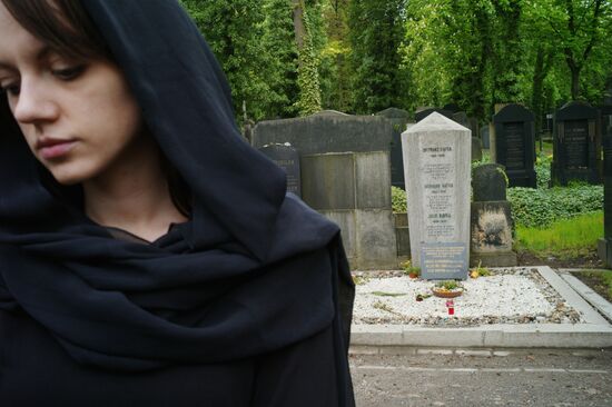 У могилы писателя Франца Кафки