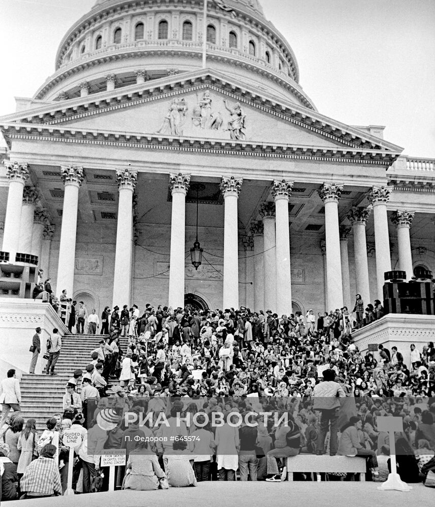 Демонстранты на ступенях Капитолия