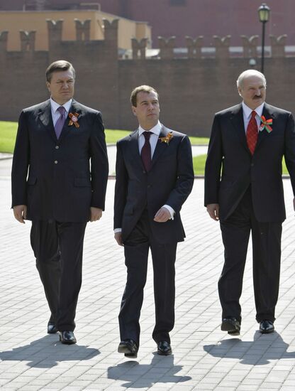 Д.Медведев, А.Лукашенко и В.Янукович на открытии стелы в Москве