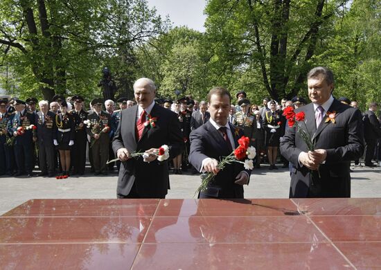 Д.Медведев, А.Лукашенко и В.Янукович на открытии стелы в Москве