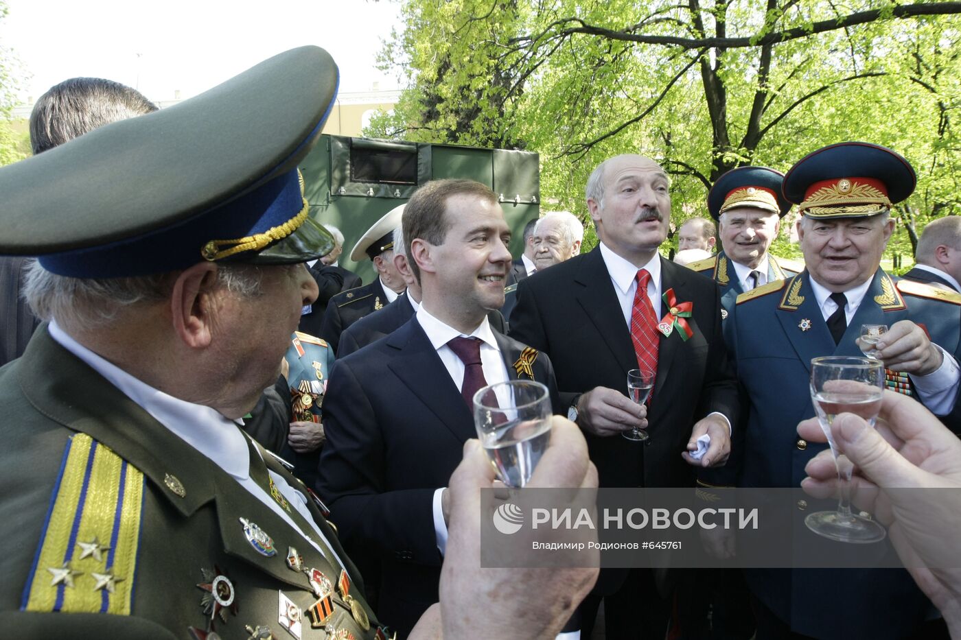 Д.Медведев и А.Лукашенко с ветеранами