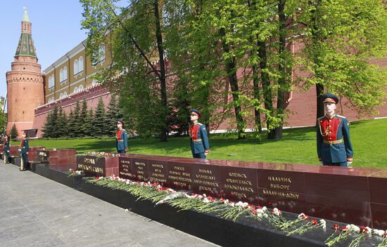 Открытие стелы "Города воинской славы" в Александровском саду