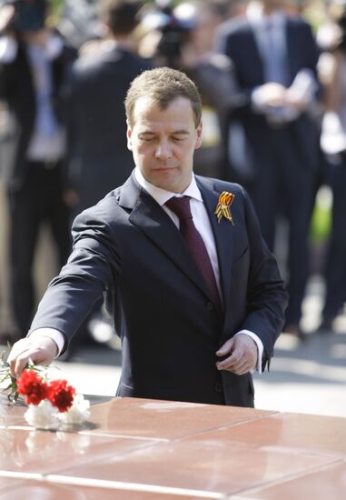 Д.Медведев на открытии памятной стелы в Александровском саду
