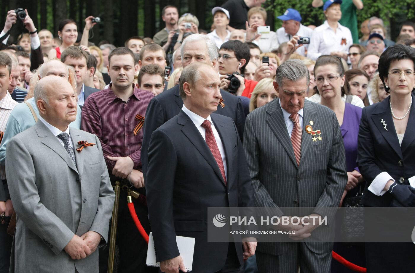 В. Путин заложил камень в основание памятника на Поклонной горе