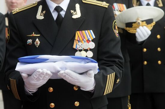 Военнослужащий ВМФ с военно-морским флагом