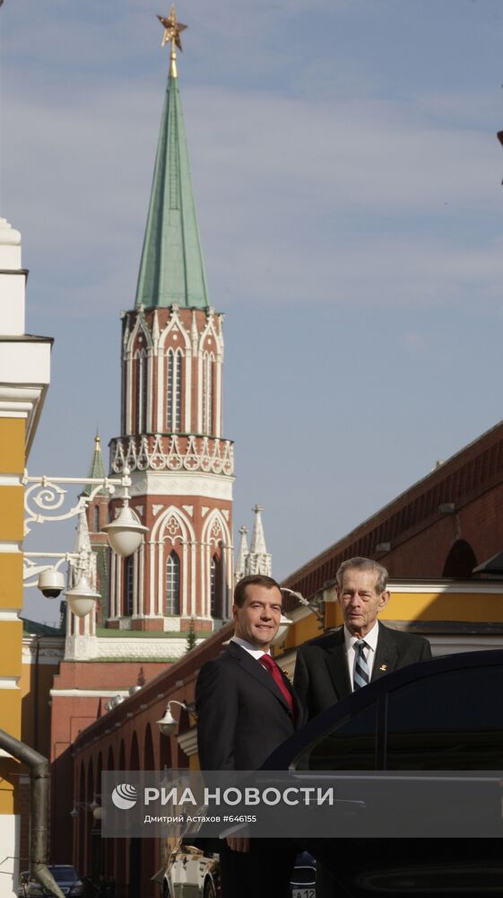 Д.Медведев встретил почетных гостей в Кремле