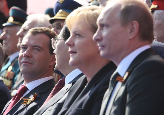 Д.Медведев и В.Путин на параде по случаю 65-летия Победы в ВОВ