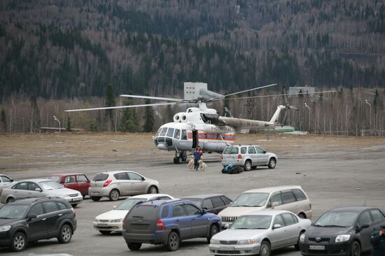 Вертолет МЧС прибыл на место аварии на шахте "Распадская"