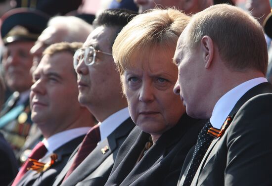 Д.Медведев и В.Путин на параде по случаю 65-летия Победы в ВОВ