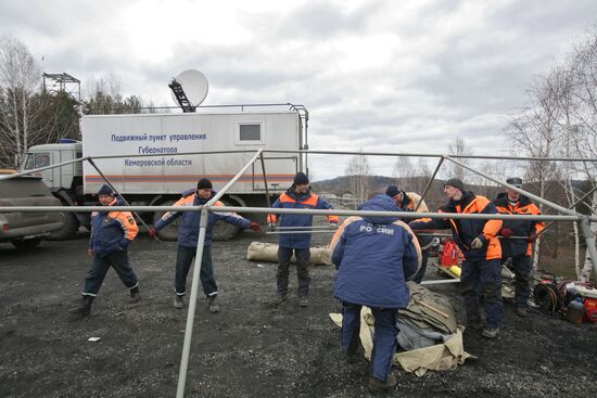 Спасатели МЧС на месте аварии на шахте "Распадская"