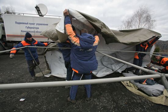 Спасатели МЧС на месте аварии на шахте "Распадская"