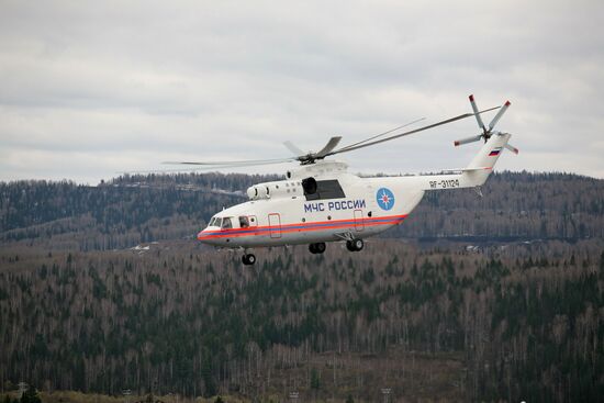 Вертолет МЧС прибывает на место аварии на шахте "Распадская"