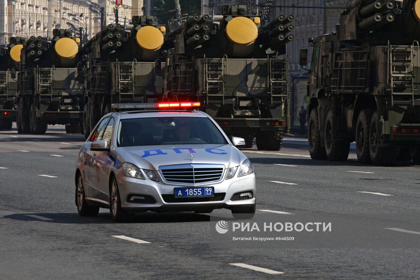 Проход боевой техники по центру Москвы