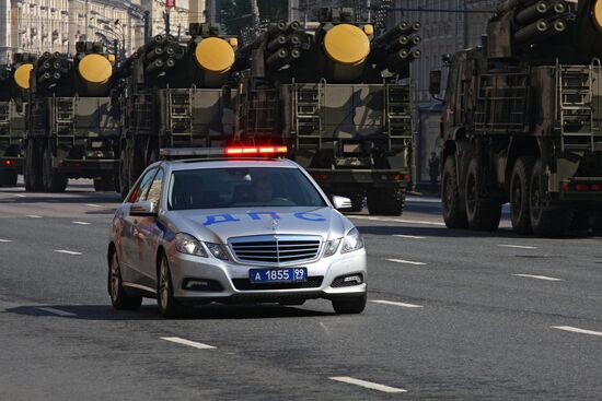 Проход боевой техники по центру Москвы